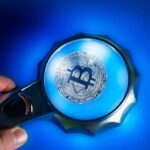 Criptomoedas Sob Foco: Buenos Aires Lança Concorrência Urgente! 4 Lupa azul com bitcoin no meio