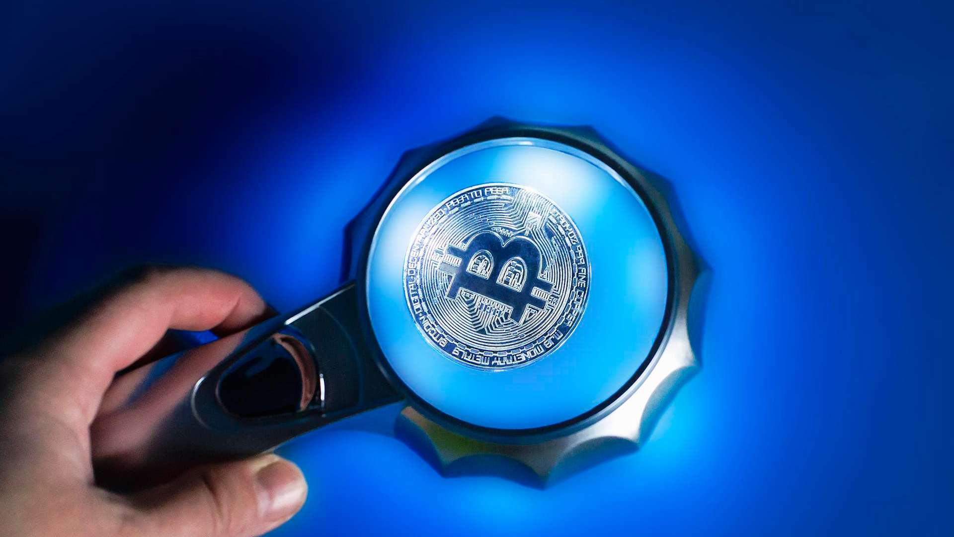 Criptomoedas Sob Foco: Buenos Aires Lança Concorrência Urgente! 2 Lupa azul com bitcoin no meio