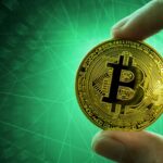 Mao segurando bitcoin fundo verde