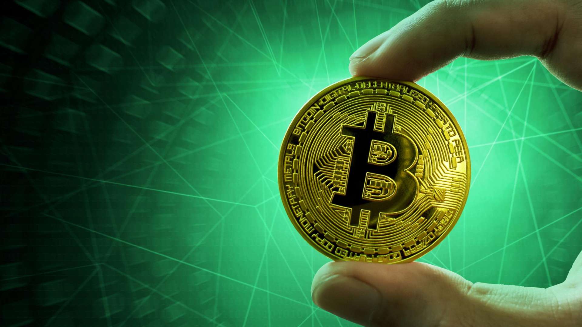 Mao segurando bitcoin fundo verde