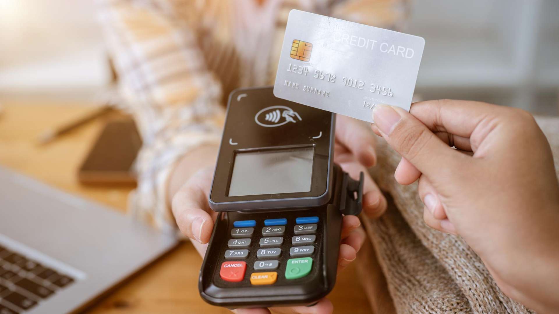 Maquina de cartao e cartao de credito em destaque para transacao comercial