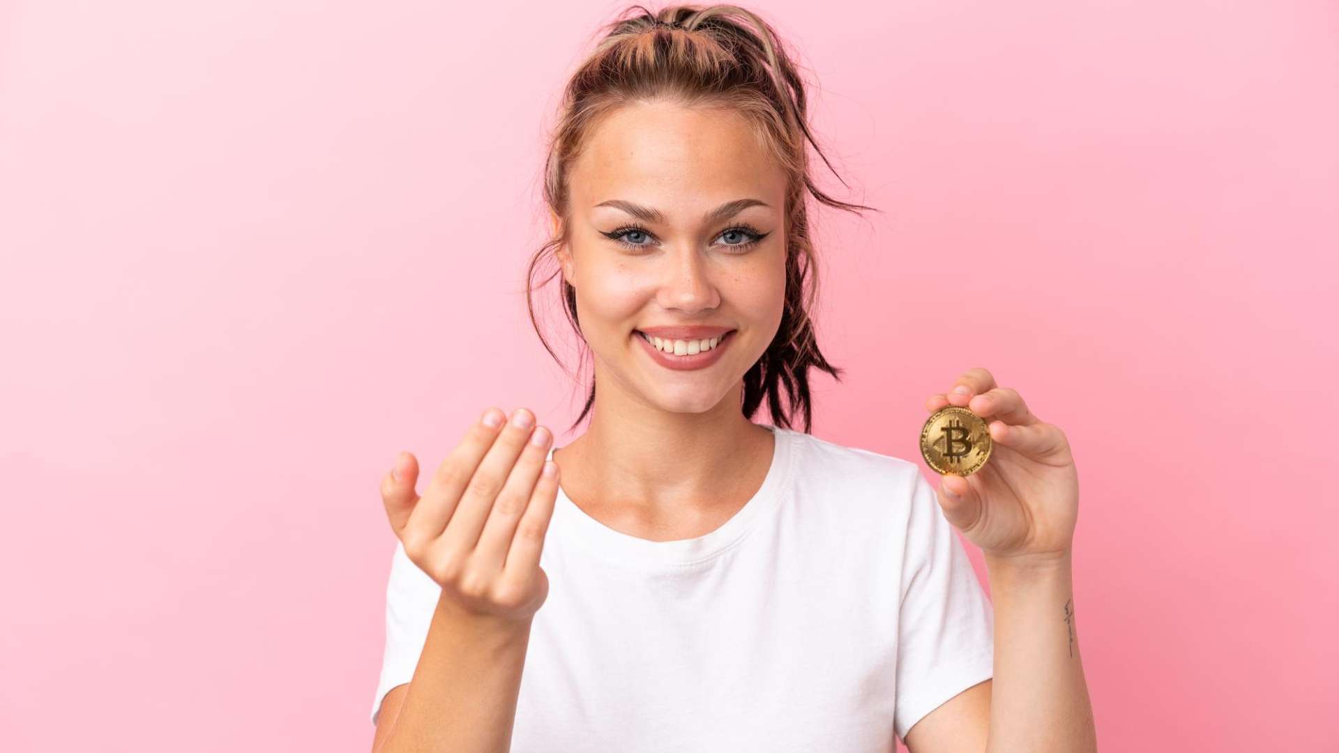 Mulher com bitcoin chamando