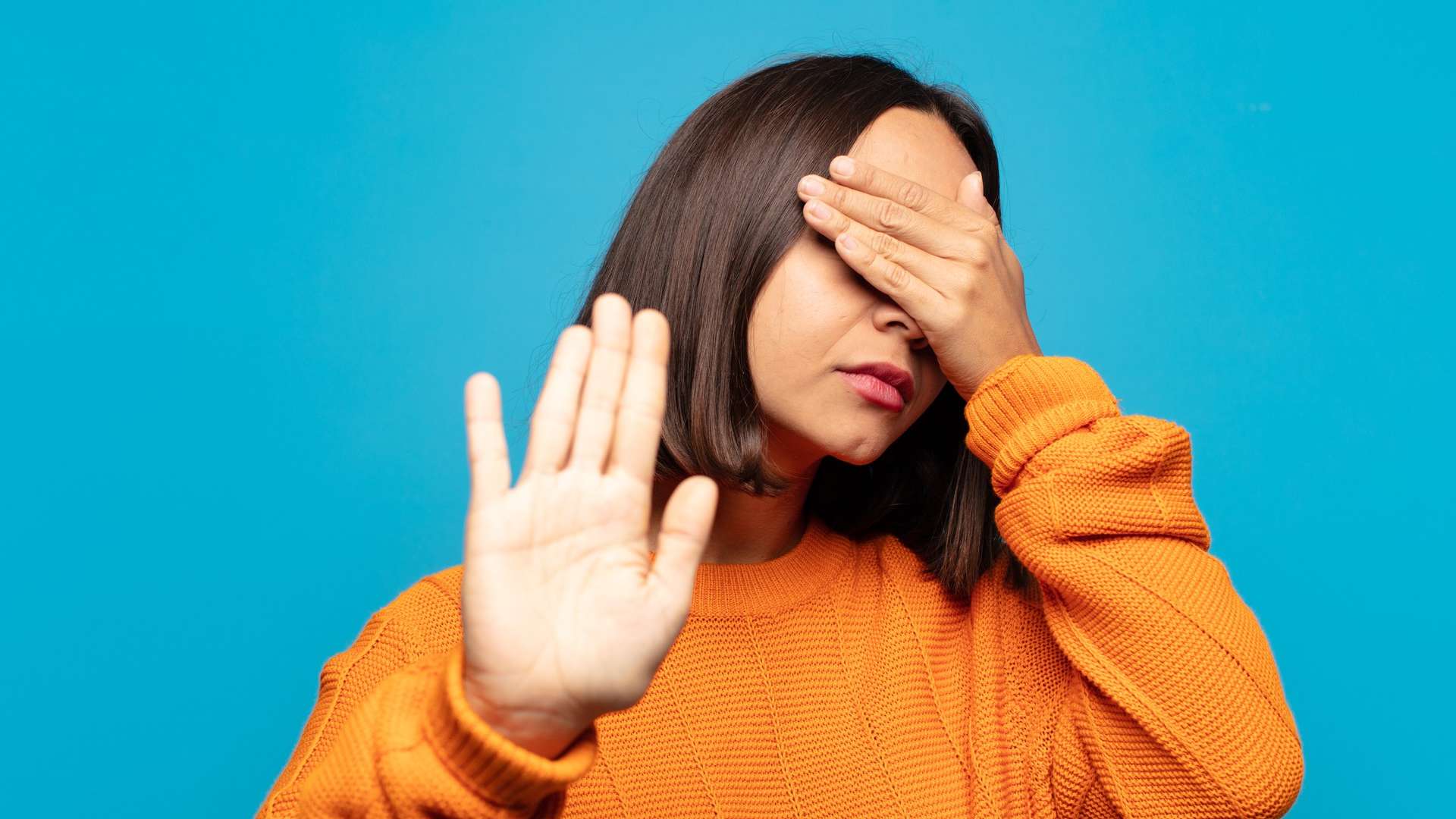 Criptomoedas em Xeque: Dados dos Brasileiros Sob a Mira da CPI da Íris! 1 Mulher tampando seus olhos e fazendo sinal de pare em foto