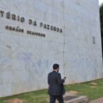 Predio do Ministerio da Fazenda com Logo da Receita Federal do Brasil ao lado