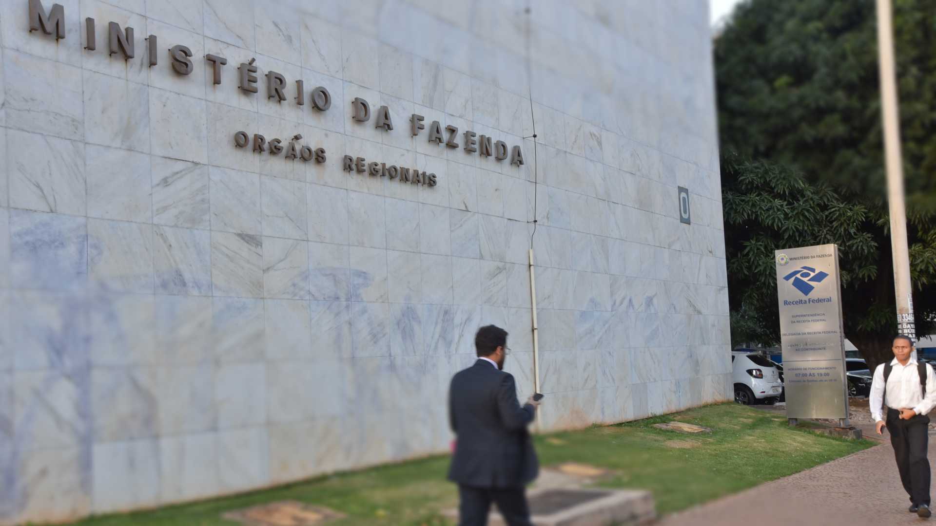 Predio do Ministerio da Fazenda com Logo da Receita Federal do Brasil ao lado