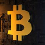 Simbolo do bitcoin com cofre ao fundo