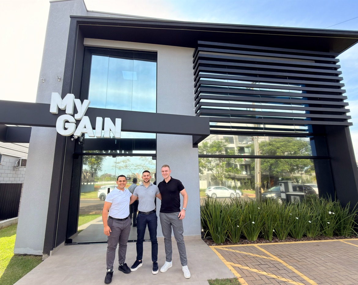 Socios do escritorio My Gain Juan Boeira responsavel pela area comercial Junior Vianna mentor e fund