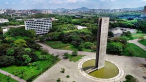 Estudantes se unem em fervoroso protesto e aprovam greve de servidores!