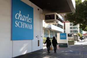 Schwab Revela: Lançamento de Trading de Cripto em 2026, Começando com BTC e ETH!