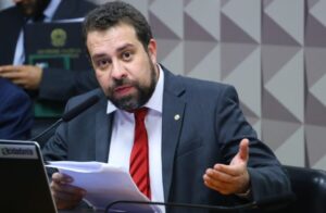 Boulos Revela: A Conexão Explosiva entre Bolsonarismo e Chantagem!