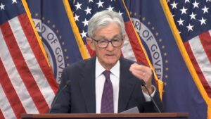 Powell encerra ciclo à frente do Fed: juros mantidos e sem aumentos à vista!