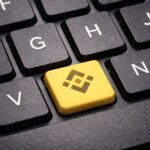 Binance Choca o Mundo com Prova de Reservas: 619 mil Bitcoins e US$ 46,5 bilhões em Stablecoins! 2 logo binance teclado