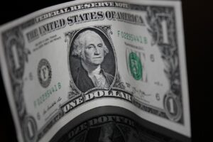 Dólar despenca para menos de R$ 5 e novas previsões de inflação bombásticas; confira os principais acontecimentos!