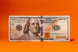 Bitcoin explode em alta após 69 dias, enquanto o dólar despenca!