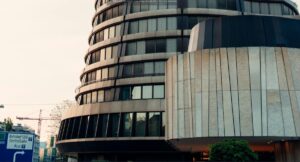 Criptomoedas em Crise: BIS Soa Alerta Urgente sobre Corretoras que Viram Bancos!
