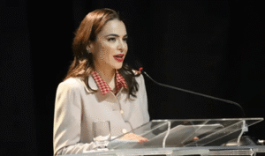 Delegada surpreende ao assumir cargo após expulsão nos EUA!