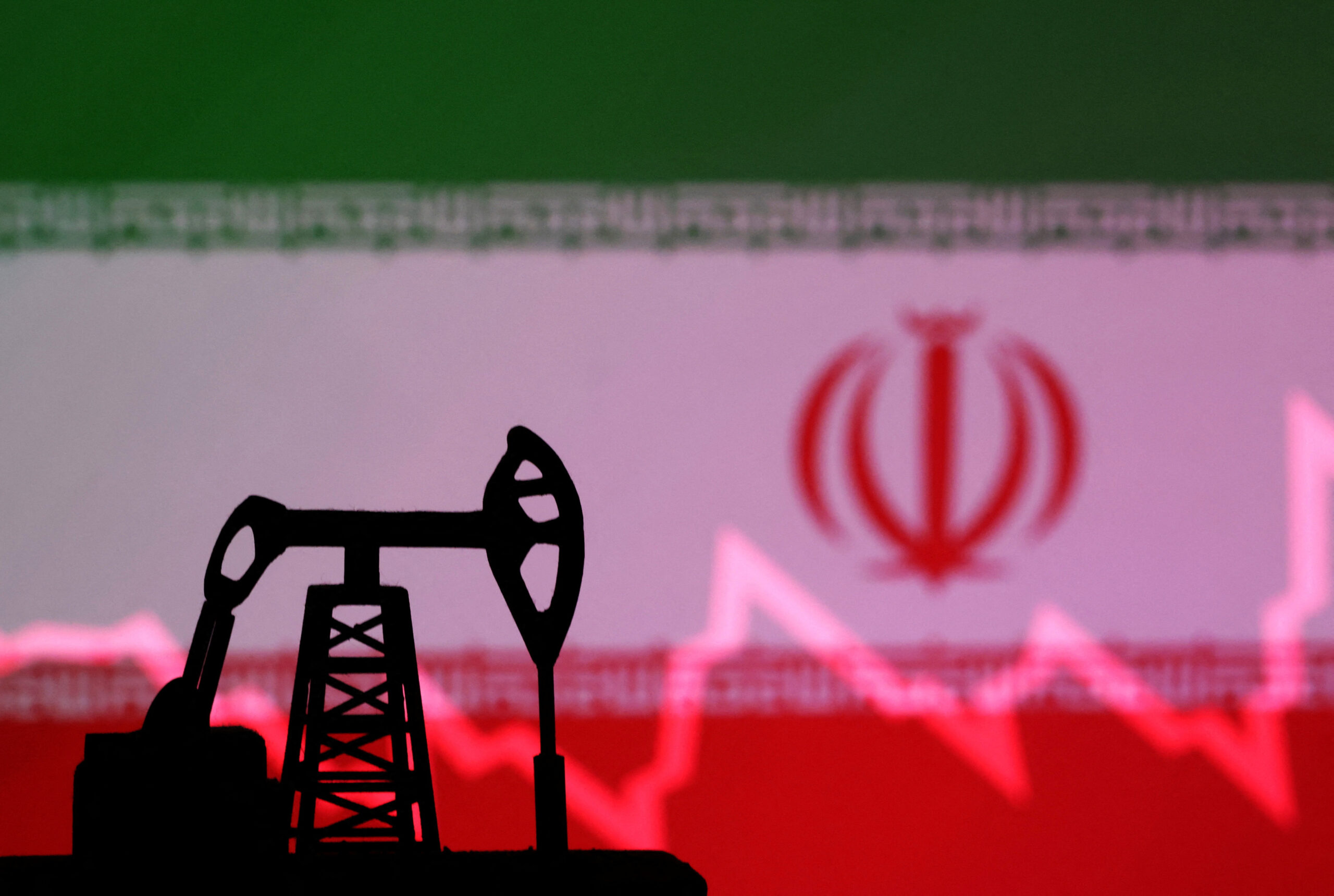 Petróleo despenca para menos de US$ 100 enquanto bolsas disparam com otimismo sobre acordo EUA-Irã! 2 2024 04 14T172931Z 1 LYNXNPEK3D09C RTROPTP 4 GLOBAL OIL scaled