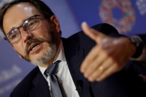 Alerta: Economista do FMI Abandona Cargo e Retorna à Academia!