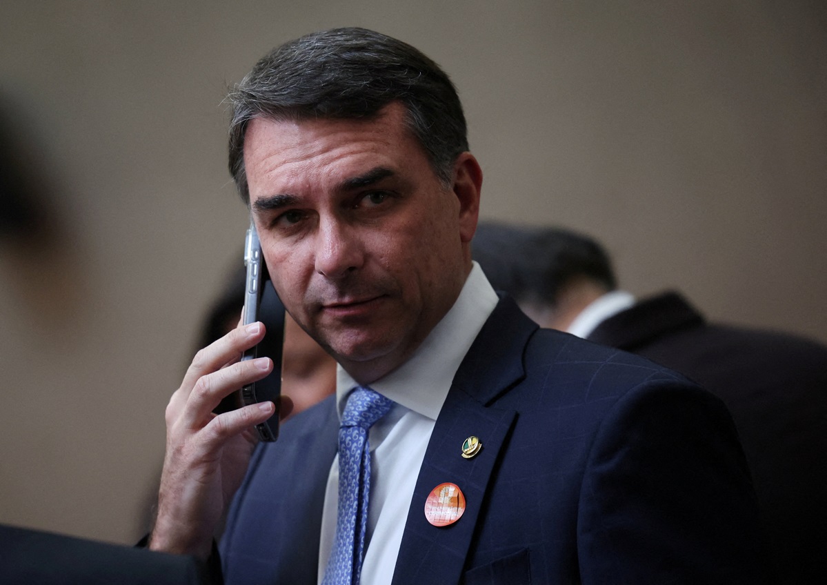 Flávio Bolsonaro Revela: Busca Urgente por "Investidores" para Filme! 2 2026 05 14T215009Z 865536769 RC2W7LAGCJVO RTRMADP 3 BRAZIL ELECTION BOLSONARO FILM