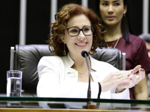 Italianos Liberam Carla Zambelli enquanto Extradição ao Brasil é Congelada!