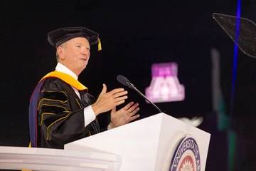 260515 Commencement 2026 Schmidt.jpg Chris Richards Comunicacao Universitaria.webp