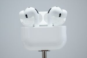Apple testa AirPods com câmera: uma revolução em IA está por vir!