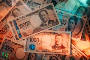 Japão Choca o Mundo: Intervenção Milionária de US$ 30 Bi para Salvar o Iene!