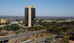 Impactos Econômicos: PIB, Focus e IGP-10 em Foco nesta Segunda Explosiva!