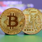 Bitcoin com fundo verde