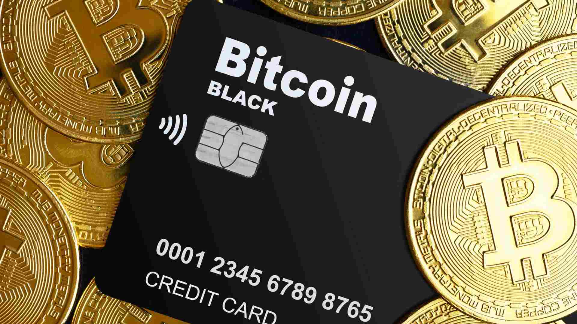 Bitcoin em destaque com cartao black em destaque