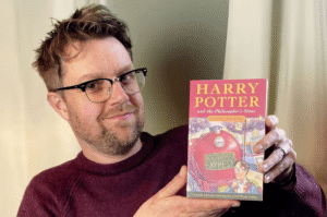 A incrível história da primeira edição de Harry Potter, esquecida no sótão e vendida por R$ 115 mil!