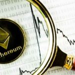 Ethereum sob a mira de uma lupa com graficos ao fundo