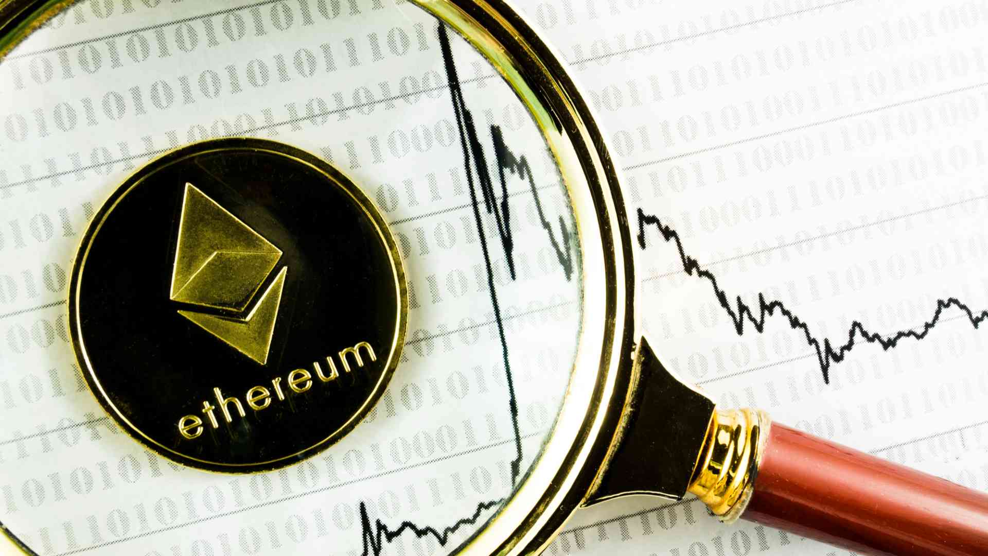 Justiça exige rastreamento urgente de criptomoedas após golpe de R$ 170 mil! 2 Ethereum sob a mira de uma lupa com graficos ao fundo