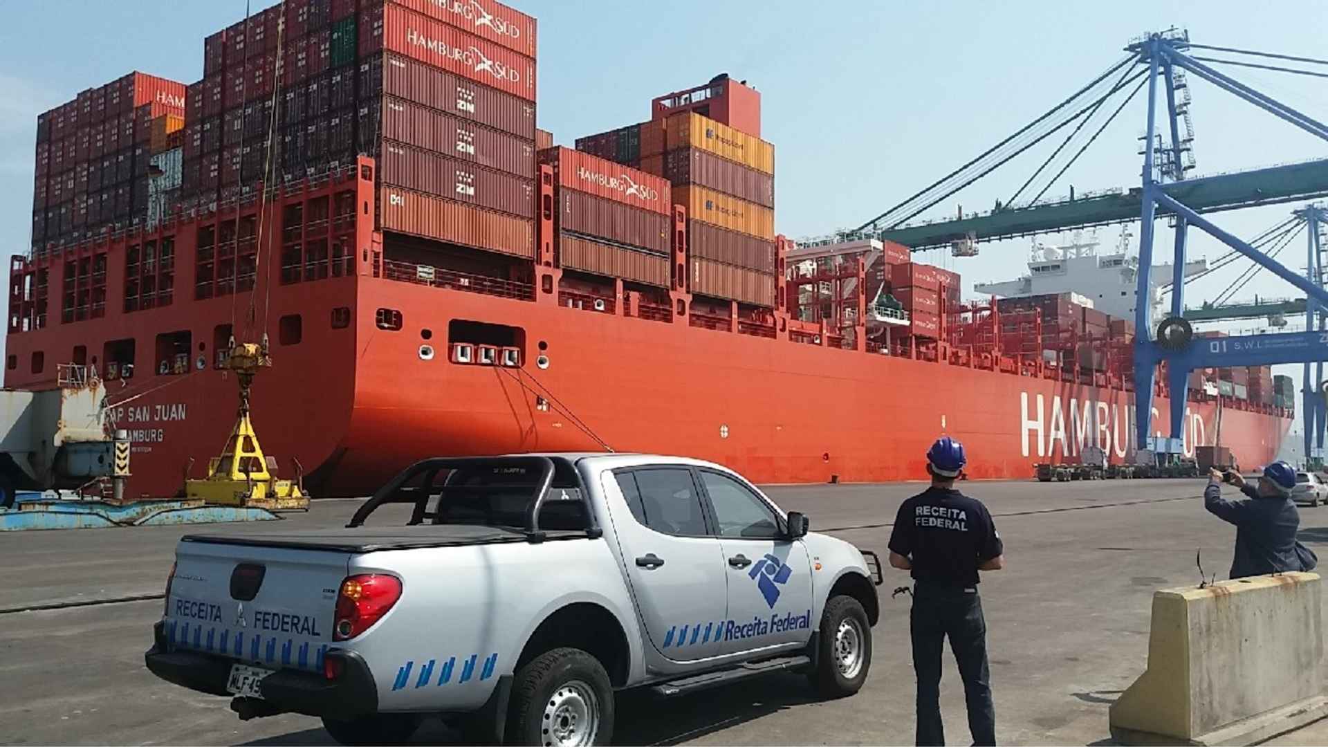 Fiscal da Receita Federal do Brasil em porto