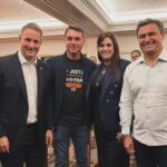 Flavio Bolsonaro e Simone Marchetto cotada para vice tiram foto em lancamento da candidatura de Guil