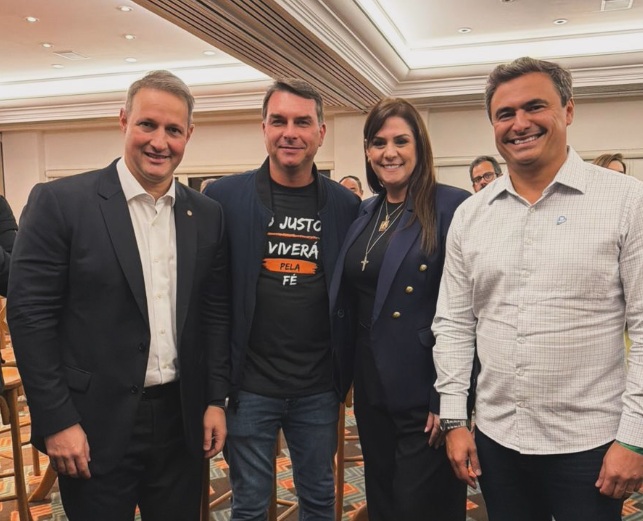 Flavio Bolsonaro e Simone Marchetto cotada para vice tiram foto em lancamento da candidatura de Guil