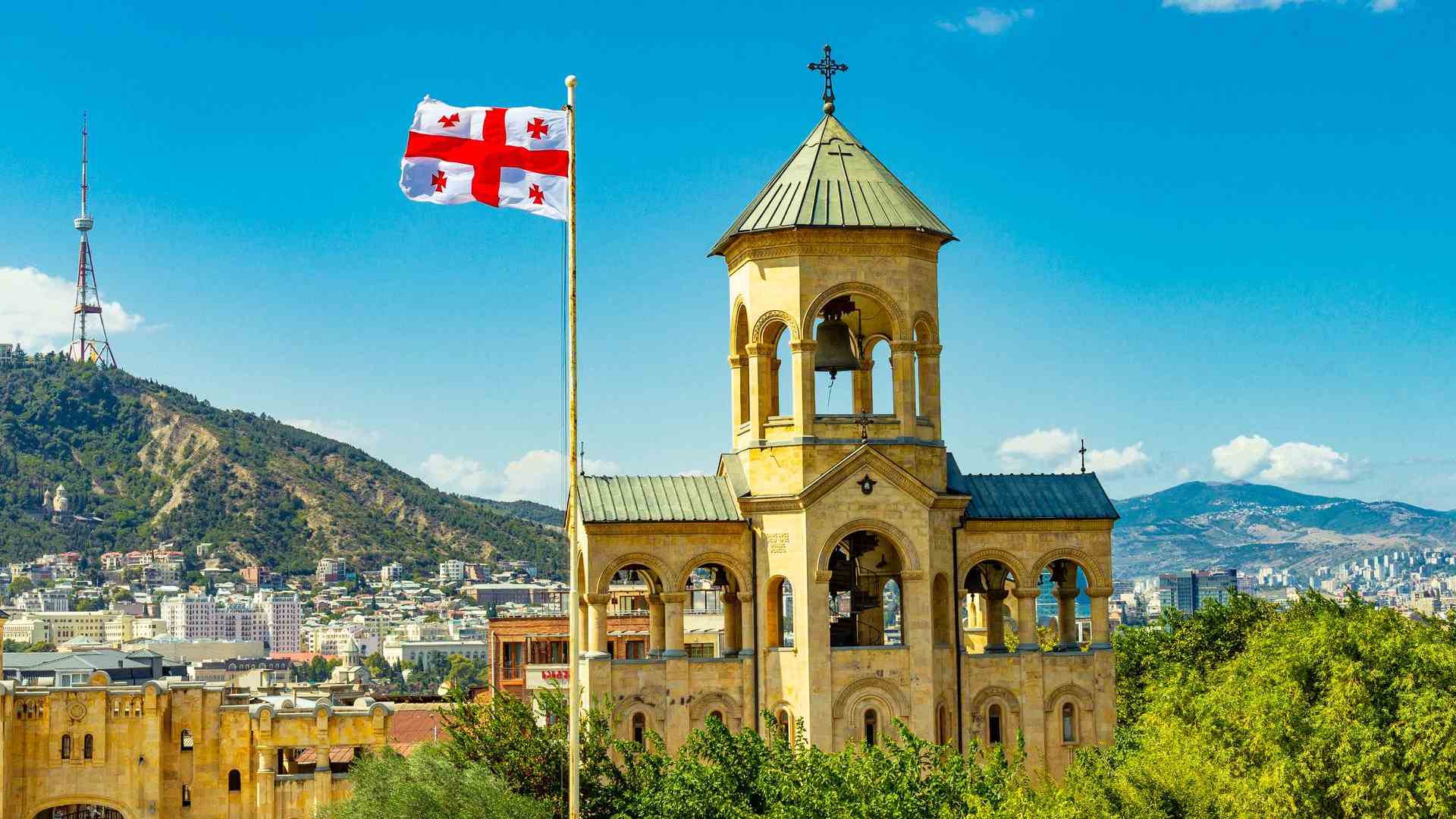 Governo da Geórgia e Tether Lançam Stablecoin Revolucionária: Conheça a GELT! 1 Georgia com bandeira em destaque na cidade