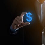 eFX Revoluciona a Rastreabilidade: Stablecoins Sobrevivem! 2 Homem segurando Dolar digital