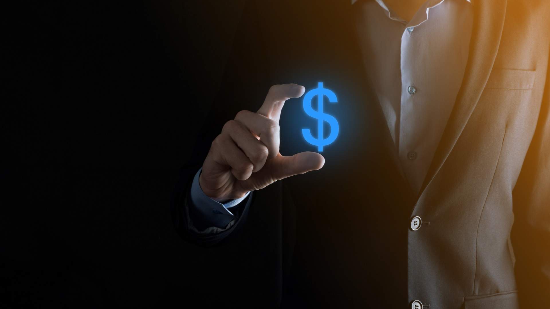 Homem segurando Dolar digital