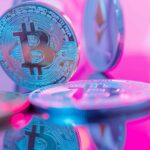 Imagem de bitcoin com tom rosa