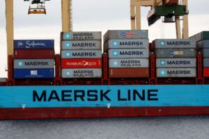 Maersk em alerta: Trânsito pelo Ormuz sob risco por instabilidade no Oriente Médio!