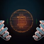 Surge a Revolta: IA e Criptomoedas Acendem Ações Coletivas Explosivas Contra Gigantes! 3 Mao robotica segurando bitcoin proximo de graficos a