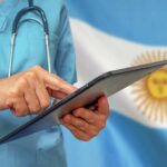 Medico com bandeira da Argentina no fundo