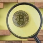 Muro quebrado com bitcoin em busca