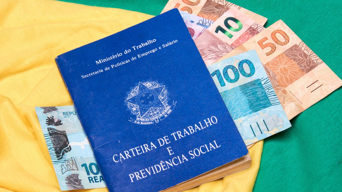 PISPasep Carteira de trabalho brasileira. Trabalho registrado CLT e dinheiro do Brasil. Salario mini
