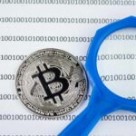 Rastreio de bitcoin em linhas com lupa azul