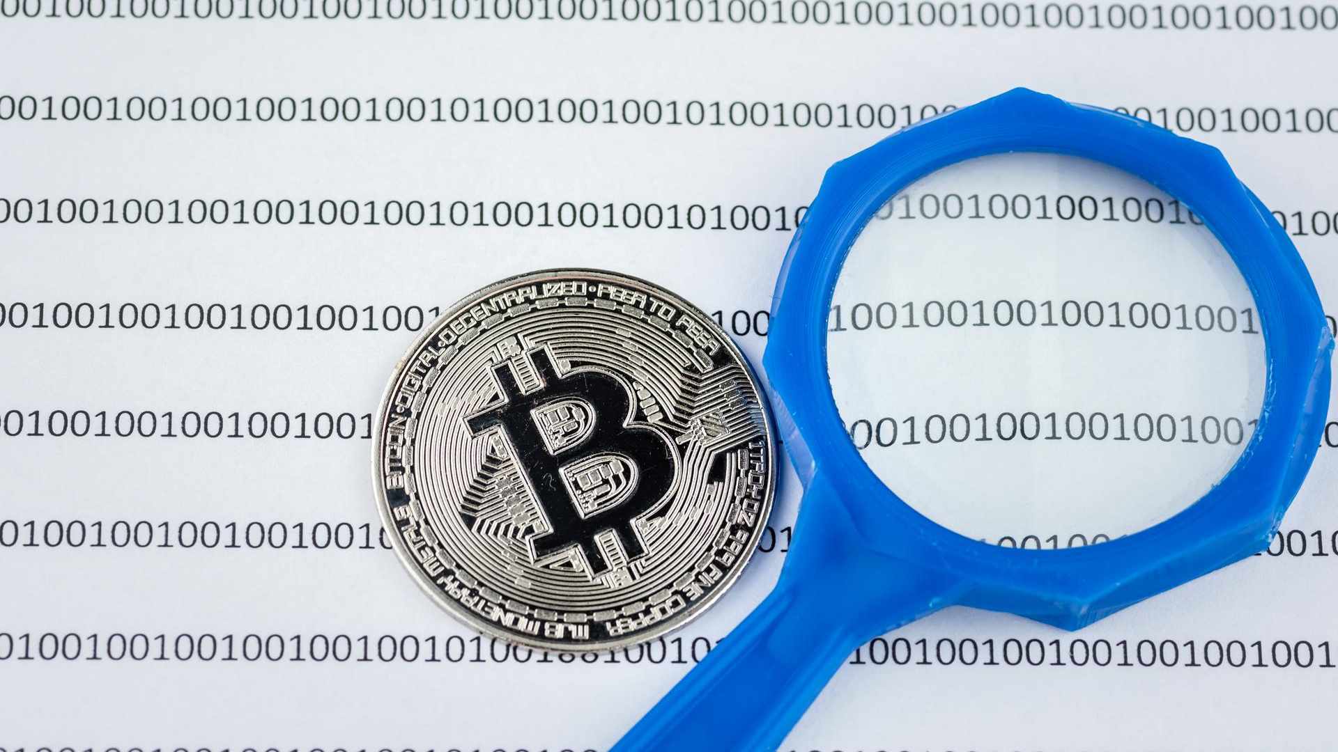 Rastreio de bitcoin em linhas com lupa azul