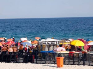 Escândalo em Copacabana: Cercadinhos e ‘Camarotes’ por até R$ 50!