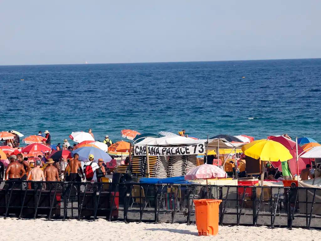 Rio de Janeiro RJ 30122025 Movimentacao na praia de Copacabana na vespera da festa de ano novo. Foto