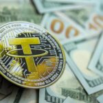 Tether com dolares ao fundo